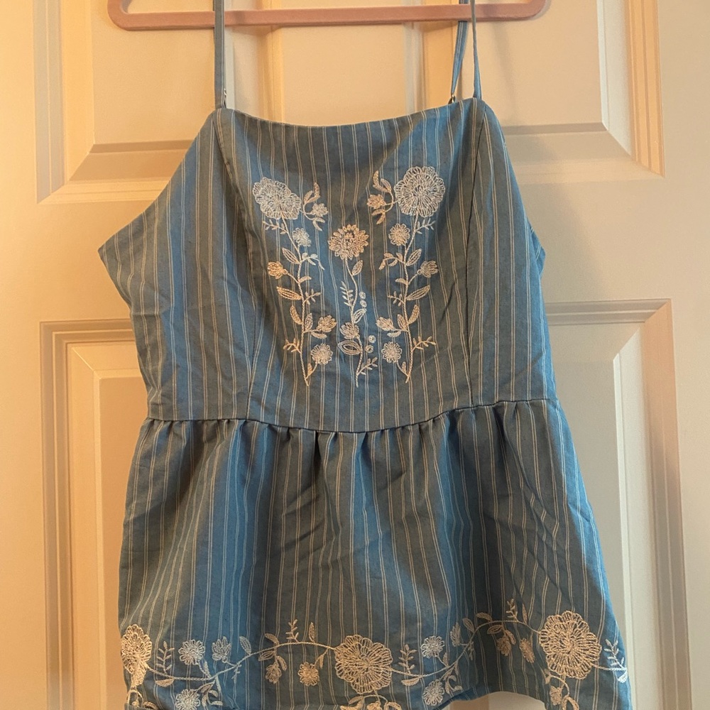 harper embroidered floral top - Size small